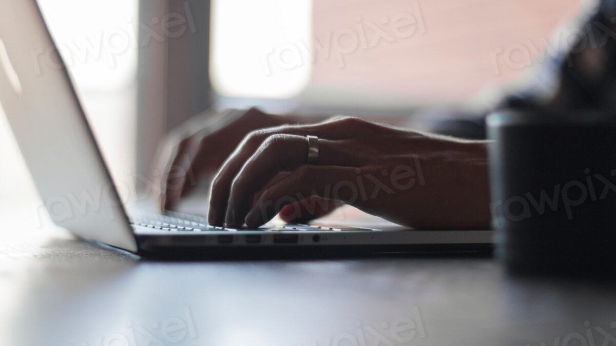 typing blogger’s hand ring computer-mac